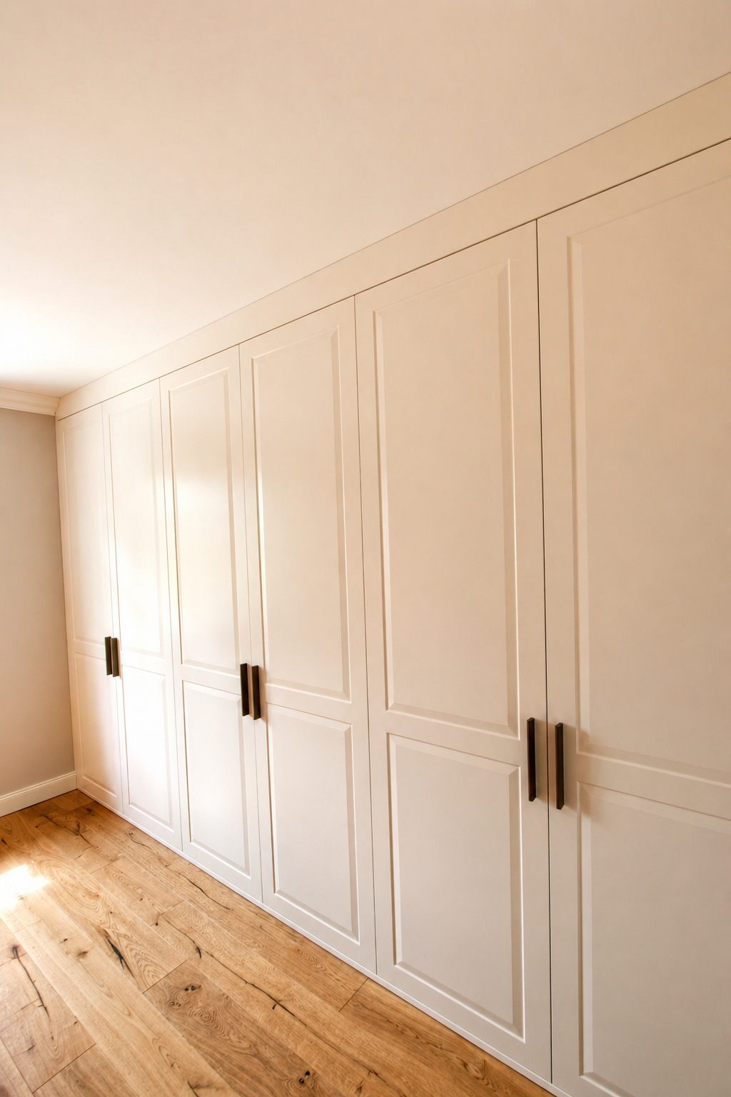 Privater Innenausbau: maßgefertigter Einbauschrank