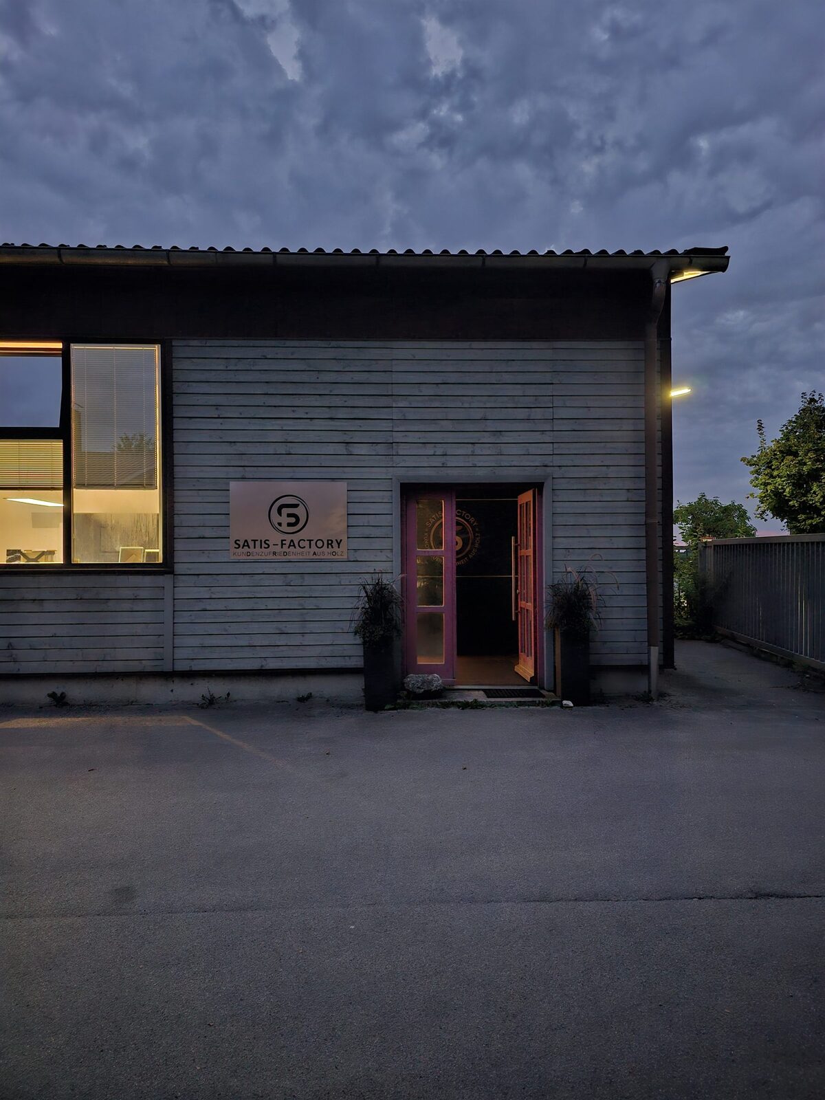 Firmengebäude SATIS-FACTORY in Mammendorf am Abend